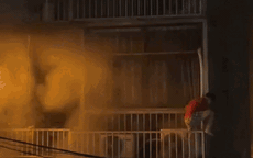 Cháy nhà 4 tầng trong đêm, người dân nhảy từ ban công thoát thân ở Hà Nội