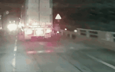 Video: Tăng tốc vượt qua xe đầu kéo, hai người trên xe máy gặp tai nạn thương tâm