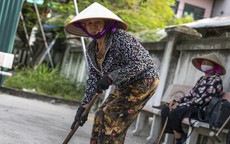 Phụ nữ làng đi dép nhựa, đội nón lá vung gậy chơi môn thể thao quý tộc châu Âu