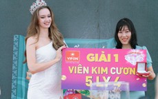 Hoa hậu Ba Lan trao kim cương cho người trúng giải trong chương trình khuyến mại của VIFON
