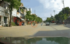 Video: Người đàn ông sang đường thiếu quan sát gặp phải thanh niên chạy xe tốc độ cao và cái kết