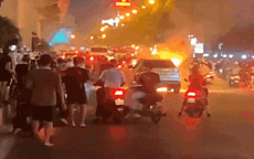 Ô tô Santafe bất ngờ bốc cháy khi đang di chuyển trên phố Hà Nội