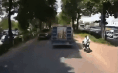 Video: Cố vượt xe tải qua khe hẹp, hai người điều khiển xe máy nhận kết cục thương tâm
