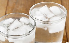 Uống nước lạnh hay nước ấm tốt cho sức khỏe hơn?