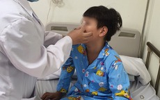 Cùng các bạn chơi đồ long đao, bé trai 10 tuổi ở Hà Nội bị đập vào mặt suýt vỡ mũi