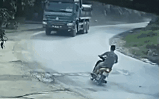 Video: Vào cua như 'tay đua', lái xe máy lao thẳng vào xe tải ngược chiều
