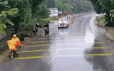 Video: Thót tim cảnh xe máy trượt bánh ngay đầu xe tải và pha xử lý xuất thần của tài xế 