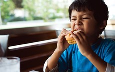 6 hành vi trên bàn ăn chứng tỏ trẻ có EQ thấp, cha mẹ cần uốn nắn ngay trước khi con lớn kẻo không kịp