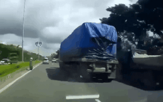 Video: Thót tim cảnh xe đầu kéo đang di chuyển thì bất ngờ 'rụng bánh' trên đường quốc lộ