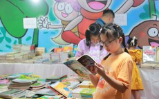 Đến Phố đi bộ hồ Hoàn Kiếm vào cuối tuần, người dân và du khách được đọc sách miễn phí