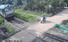 Video: Vừa đi xe máy vừa 'dán mắt' vào điện thoại, người đàn ông nhận bài học nhớ đời 