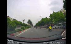 Video: Tài xế ô tô liên tục chèn ép, trả đũa xe khác vì không được nhường đường