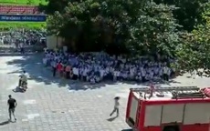 Cháy tại trường tiểu học, hàng trăm học sinh chạy thoát xuống sân