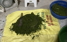 Cận cảnh quy trình nghiền lá, nhuộm thành gạo Séng Cù xanh để 'lòe' người tiêu dùng