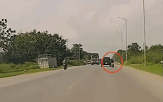 Video: Hoảng hồn cảnh xe máy lao sang đường ngược chiều rồi đâm thẳng vào đầu xe tải