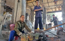 Nam Định: Hình ảnh thú vị bên trong làng nghề thổi thủy tinh Xối Trì