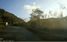 Video: Khoảnh khắc xe bồn chở dầu mất lái lao thẳng xuống vách núi khiến 2 người thương vong