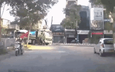 Video: Cố vượt xe tải, hai người trên xe máy nhận hậu quả ngay tức khắc
