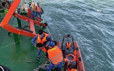 14 ngư dân tàu cá BĐ 98268 TS gặp nạn trên biển đã vào đất liền an toàn