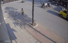 Video: Khiếp vía cảnh xe tự chế mất lái, đâm thẳng vào loạt phương tiện đang chờ đèn đỏ