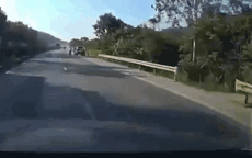 Video: Người đàn ông cầm gậy golf 'dằn mặt' xe khác trên đường quốc lộ