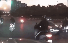 Video: Vượt đèn đỏ, lái xe máy 'tái mặt' vì lao thẳng vào siêu xe tại ngã tư
