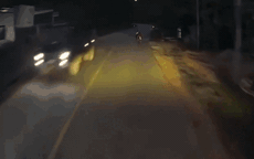 Video: Sang đường kiểu 'không biết đâu mà lần' lái xe máy suýt nhận kết đắng