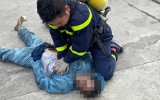 Giải cứu 4 công nhân mắc kẹt trong đám cháy nhà xưởng ở Hà Nội