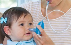 Bé 2 tuổi nguy kịch do thuốc nhỏ mũi, chuyên gia chỉ rõ nguy hiểm rình rập khi tự ý dùng thuốc nhỏ mũi cho trẻ