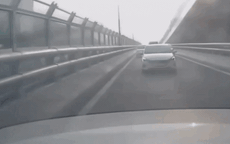 Video: Phát hiện xe máy đi ngược chiều trên đường vành đai 2, lái ô tô có pha xử lý nhận được 'mưa' lời khen