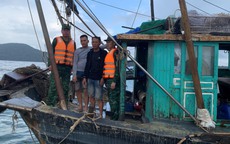 Quảng Ninh: Chìm tàu trên biển 2 ngư dân được cứu sống, 1 người mất tích