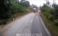 Video: Thót tim cảnh lái xe máy thoát chết trong gang tấc khi vượt ẩu tại khúc cua