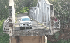 Video: Người đàn ông bỏ xe ô tô trên cầu và hành động sau đó khiến nhiều người ngỡ ngàng