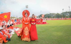 NTK Hoàng Ly mang áo dài kỷ lục cùng hàng nghìn người xếp hình bản đồ Việt Nam tại sân Mỹ Đình


