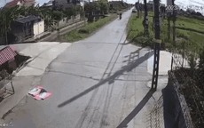 Video: Chủ quan khi di chuyển trên đường vắng, hai người đi xe máy gặp họa