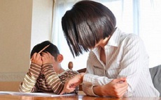 Những bà mẹ cảm thấy bị 'tra tấn' đến 'phát điên' khi dạy con học bài