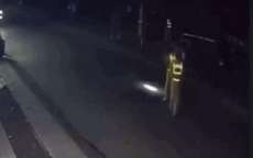 Video: Né chốt nồng độ cồn, tài xế ô tô lao thẳng vào hai chiến sĩ CSGT đang làm nhiệm vụ 