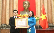 Hai học sinh được nhận Huân chương Lao động hạng Nhất