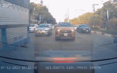 Video: Đi kiểu khôn lỏi trên đường, xe máy bị hai ô tô 'kẹp bánh mì'