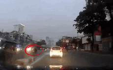 Video: Mắc lỗi 'ngớ ngẩn' khi tham gia giao thông, lái xe máy gặp họa