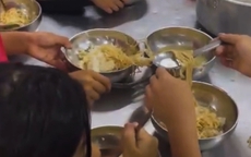 Bộ GD&ĐT đề nghị xử lý nghiêm tập thể và cá nhân có liên quan vụ ‘11 học sinh ăn 2 gói mì tôm chan cơm' ở Lào Cai