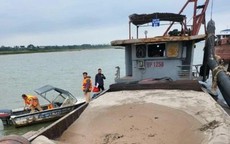 Hà Nội: Khai thác cát trái phép lúc rạng sáng, 1 tàu hút cát bị bắt