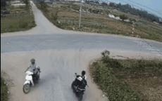 Video: Lao vun vút qua ngã tư, nam sinh điều khiển xe đạp điện nhận bài học 'nhớ đời'