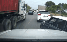 Video: Liên tục chèn ép, giành đường với xe khác, hành động sau đó của tài xế ô tô càng khiến người xem bức xúc