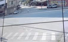 Video: Hai xe máy va chạm kinh hoàng tại ngã tư, hình ảnh từ camera chỉ ra nguyên nhân vụ tai nạn