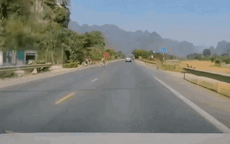 Video: Thót tim pha 'quay xe' của nữ sinh trên đường quốc lộ, suýt dẫn đến tai nạn thảm khốc