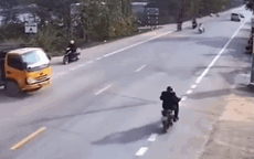 Video: Khoảnh khắc xe máy kẹp 3, phóng như 'bay' rồi lao thẳng vào xe tải