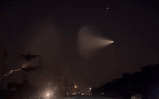 Vệt sáng kỳ lạ hình 'con sứa' xuất hiện trên bầu trời khiến cộng đồng mạng xôn xao