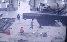 Video: Hoảng hồn cảnh xe bồn trộn bê tông rơi xuống hố sâu, tài xế thoát nạn trong gang tấc