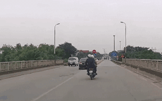 Video: Bức xúc cảnh ô tô biển xanh bất chấp nguy hiểm, chạy ngược chiều trên quốc lộ